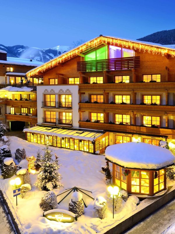 Hotel Tirolerhof Zell am See bei Nacht, festlich beleuchtet im winterlichen Ambiente